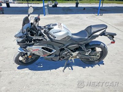 Trzecie zdjęcie samochodu z tyłu: 2026 KAWASAKI EX650 P VIN:ML5EXEP15TDAG8779 - miniatura