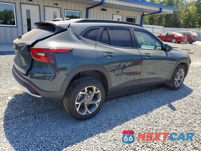 Trzecie zdjęcie samochodu z tyłu: 2025 CHEVROLET TRAX 1LT VIN:KL77LHEP7SC280332 - miniatura