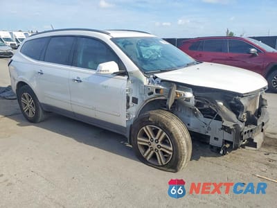 Czwarte zdjęcie samochodu z boku: 2016 CHEVROLET TRAVERSE LT VIN:1GNKRHKD8GJ276211 - miniatura