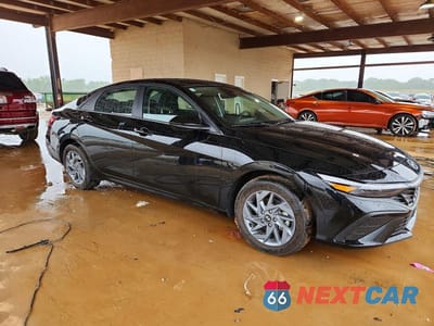 Czwarte zdjęcie samochodu z boku: 2024 HYUNDAI ELANTRA BLUE VIN:KMHLM4DJ5RU115576 - miniatura
