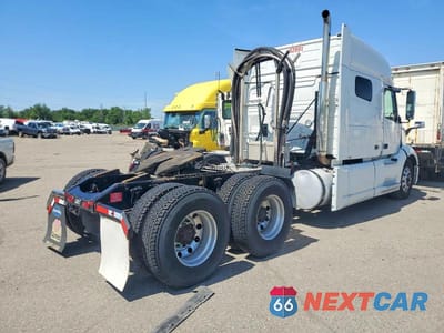 Czwarte zdjęcie samochodu z boku: 2020 VOLVO VN VNL - SEMI TRUCK VIN:4V4NC9TH4LN255796 - miniatura