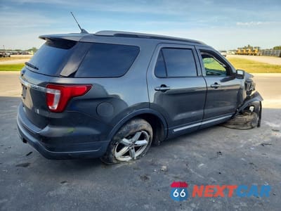 Trzecie zdjęcie samochodu z tyłu: 2019 FORD EXPLORER XLT VIN:1FM5K7D89KGA09360 - miniatura