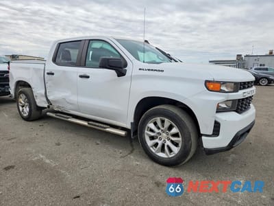 Czwarte zdjęcie samochodu z boku: 2021 CHEVROLET SILVERADO C1500 CUSTOM VIN:1GCPWBEKXMZ338056 - miniatura