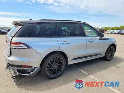 Trzecie zdjęcie samochodu z tyłu: 2023 LINCOLN AVIATOR BLACK LABEL VIN:5LM5J9XC0PGL21358 - miniatura
