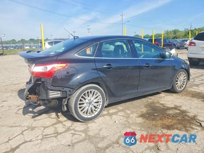 Trzecie zdjęcie samochodu z tyłu: 2013 FORD FOCUS TITANIUM VIN:1FADP3J26DL276207 - miniatura