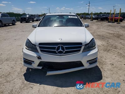 Piąte zdjęcie samochodu w środku: 2014 MERCEDES-BENZ C 250 VIN:WDDGF4HBXER303337 - miniatura