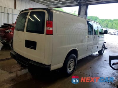Trzecie zdjęcie samochodu z tyłu: 2017 CHEVROLET EXPRESS 2500 CARGO DELIVERY VAN VIN:1GCWGBFF9H1113013 - miniatura