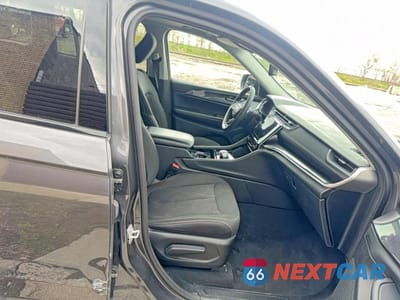 Piąte zdjęcie samochodu w środku: 2023 JEEP GRAND CHEROKEE LAREDO VIN:1C4RJHAG3P8710990 - miniatura