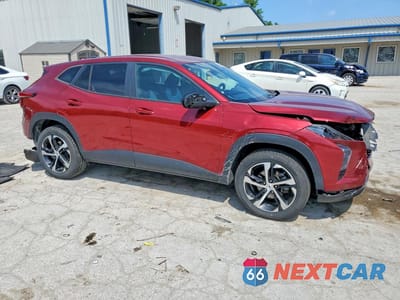 Czwarte zdjęcie samochodu z boku: 2024 CHEVROLET TRAX 1RS VIN:KL77LGE22RC018033 - miniatura