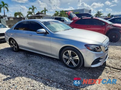 Czwarte zdjęcie samochodu z boku: 2017 MERCEDES-BENZ E 300 4MATIC VIN:WDDZF4KB7HA158424 - miniatura