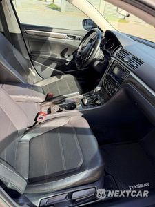 Piąte zdjęcie samochodu w środku: 2018 VOLKSWAGEN PASSAT SE VIN:1VWBA7A33JC005519 - miniatura