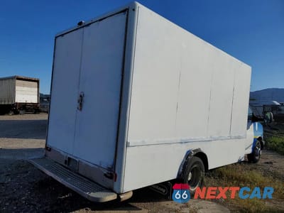 Trzecie zdjęcie samochodu z tyłu: 2018 CHEVROLET EXPRESS BOX TRUCK VIN:1GB3GSCG3J1332348 - miniatura