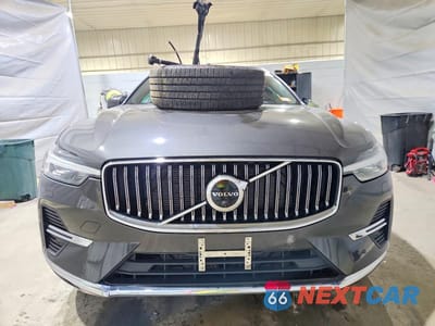 Piąte zdjęcie samochodu w środku: 2023 VOLVO XC60 PLUS VIN:YV4L12RN3P1354231 - miniatura