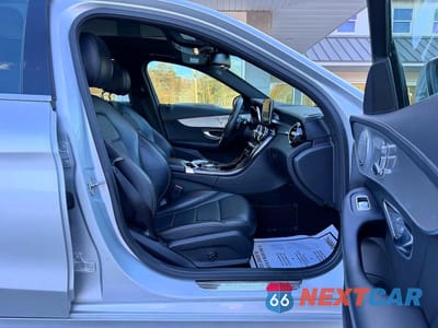 Piąte zdjęcie samochodu w środku: 2016 MERCEDES-BENZ C 300 4MATIC VIN:55SWF4KB8GU110352 - miniatura