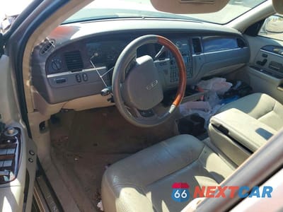 Zdjęcie 8 z 12 samochodu: 2010 LINCOLN TOWN CAR SIGNATURE LIMITED VIN:2LNBL8CV3AX612617 - miniatura