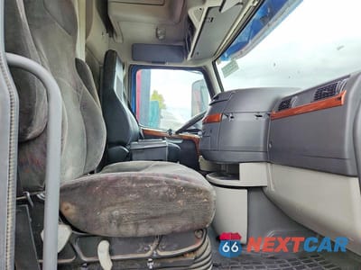 Piąte zdjęcie samochodu w środku: 2008 VOLVO VN VNL VIN:4V4NC9TH58N261596 - miniatura