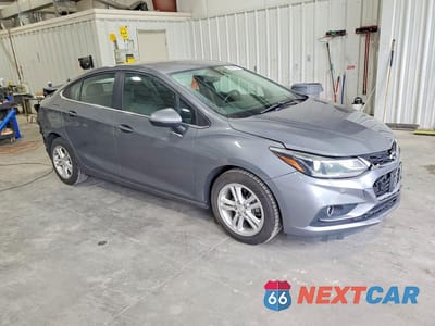 Czwarte zdjęcie samochodu z boku: 2018 CHEVROLET CRUZE LT VIN:1G1BH5SE1J7140129 - miniatura