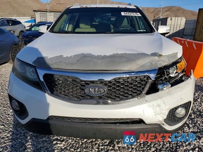 Piąte zdjęcie samochodu w środku: 2013 KIA SORENTO LX VIN:5XYKT3A65DG337655 - miniatura