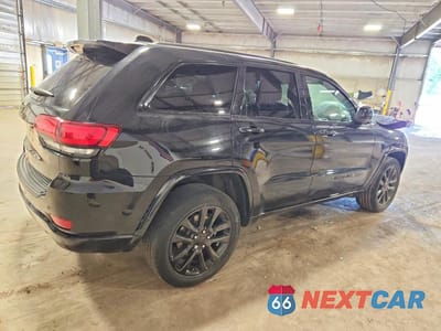 Trzecie zdjęcie samochodu z tyłu: 2021 JEEP GRAND CHEROKEE LAREDO VIN:1C4RJFAG6MC779251 - miniatura