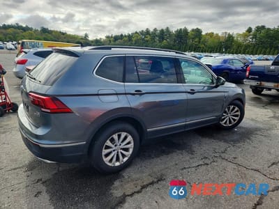 Trzecie zdjęcie samochodu z tyłu: 2018 VOLKSWAGEN TIGUAN SE VIN:3VV2B7AX8JM123908 - miniatura
