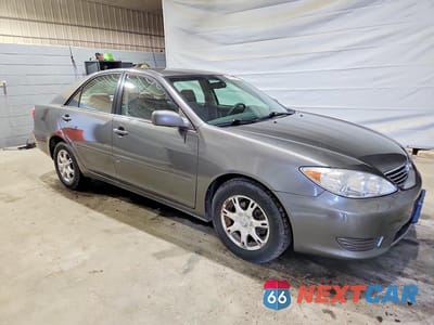 Czwarte zdjęcie samochodu z boku: 2005 TOYOTA CAMRY LE VIN:4T1BE32K55U983361 - miniatura