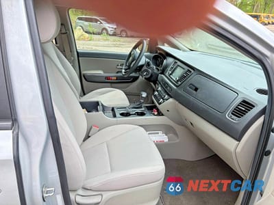 Piąte zdjęcie samochodu w środku: 2019 KIA SEDONA L VIN:KNDMA5C17K6559206 - miniatura