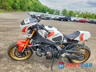 Trzecie zdjęcie samochodu z tyłu: 2025 YAMAHA MTM890 VIN:JYARN96E6SA000870 - miniatura