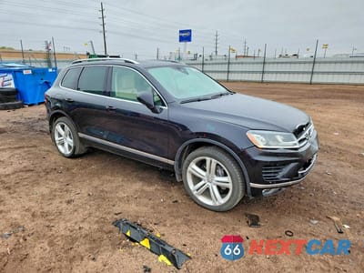 Czwarte zdjęcie samochodu z boku: 2017 VOLKSWAGEN TOUAREG EXECUTIVE VIN:WVGGF7BP5HD004982 - miniatura