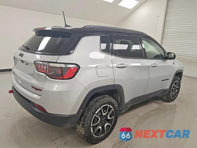 Trzecie zdjęcie samochodu z tyłu: 2025 JEEP COMPASS TRAILHAWK VIN:3C4NJDDN2ST583922 - miniatura