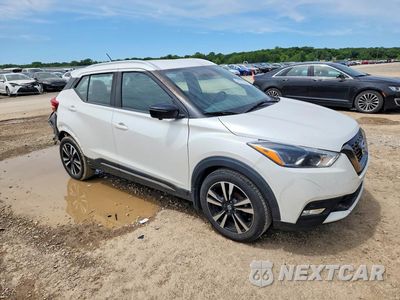 Czwarte zdjęcie samochodu z boku: 2019 NISSAN KICKS SR VIN:3N1CP5CU6KL501584 - miniatura
