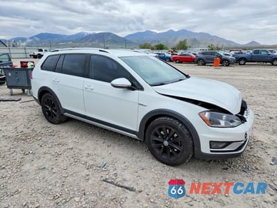 Czwarte zdjęcie samochodu z boku: 2017 VOLKSWAGEN GOLF ALLTRACK S VIN:3VWH17AU3HM526140 - miniatura