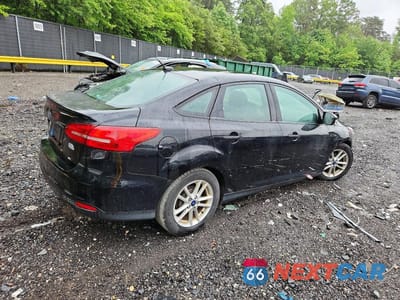 Trzecie zdjęcie samochodu z tyłu: 2016 FORD FOCUS SE VIN:1FADP3F20GL402865 - miniatura