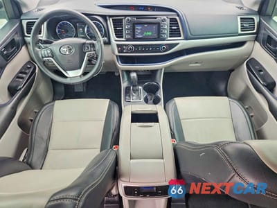 Zdjęcie 8 z 13 samochodu: 2019 TOYOTA HIGHLANDER LE VIN:5TDZARFH0KS053545 - miniatura