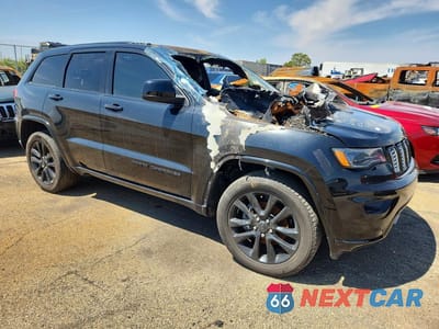 Czwarte zdjęcie samochodu z boku: 2020 JEEP GRAND CHEROKEE LAREDO VIN:1C4RJEAG3LC370987 - miniatura