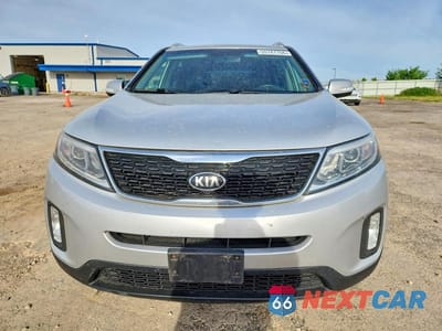 Piąte zdjęcie samochodu w środku: 2015 KIA SORENTO LX VIN:5XYKTCA62FG634529 - miniatura