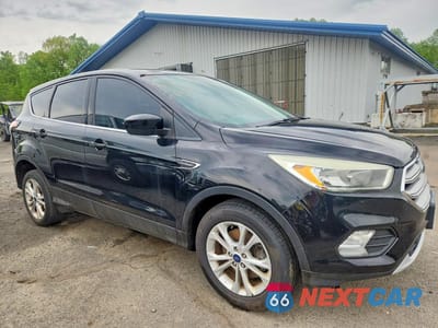 Czwarte zdjęcie samochodu z boku: 2017 FORD ESCAPE SE VIN:1FMCU9GDXHUC32829 - miniatura