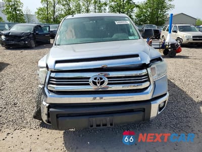 Piąte zdjęcie samochodu w środku: 2017 TOYOTA TUNDRA SR5 VIN:5TFDY5F10HX629011 - miniatura