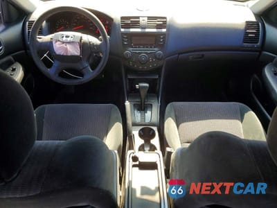 Zdjęcie 8 z 12 samochodu: 2005 HONDA ACCORD LX VIN:3HGCM56455G700707 - miniatura