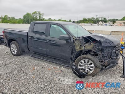 Czwarte zdjęcie samochodu z boku: 2022 CHEVROLET SILVERADO K1500 CUSTOM VIN:3GCPDBEK9NG526929 - miniatura