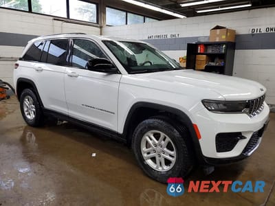 Czwarte zdjęcie samochodu z boku: 2023 JEEP GRAND CHEROKEE LAREDO VIN:1C4RJHAG5P8866853 - miniatura