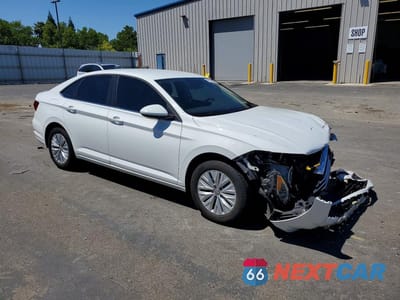 Czwarte zdjęcie samochodu z boku: 2019 VOLKSWAGEN JETTA S VIN:3VWN57BU9KM115130 - miniatura