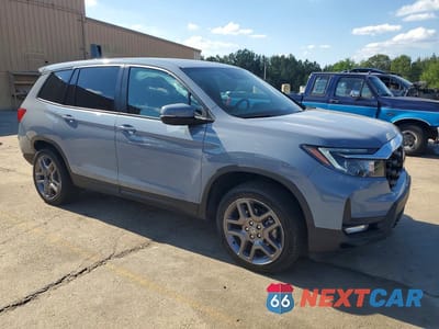 Czwarte zdjęcie samochodu z boku: 2023 HONDA PASSPORT EXL VIN:5FNYF8H5XPB029680 - miniatura