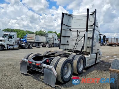 Czwarte zdjęcie samochodu z boku: 2014 VOLVO VNL SEMI TRUCK VIN:4V4NC9EH8EN176003 - miniatura