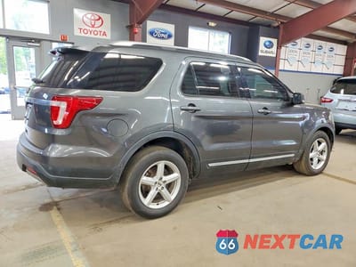 Trzecie zdjęcie samochodu z tyłu: 2019 FORD EXPLORER XLT VIN:1FM5K7D86KGA71833 - miniatura