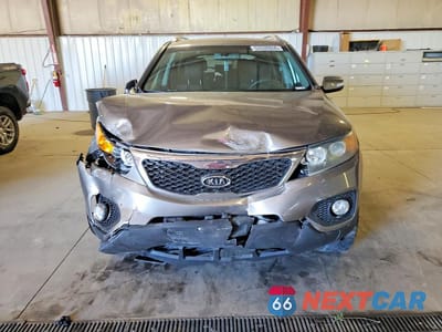 Piąte zdjęcie samochodu w środku: 2011 KIA SORENTO LX VIN:5XYKT4A1XBG065580 - miniatura