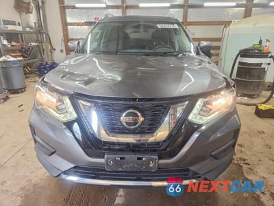 Piąte zdjęcie samochodu w środku: 2018 NISSAN ROGUE SV VIN:5N1AT2MV8JC733258 - miniatura