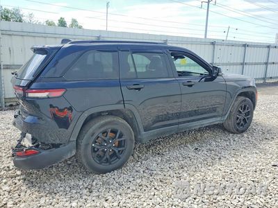 Trzecie zdjęcie samochodu z tyłu: 2025 JEEP GRAND CHEROKEE LAREDO VIN:1C4RJHAG4S8699426 - miniatura