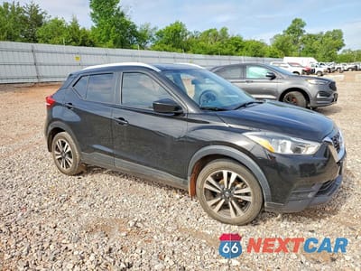 Czwarte zdjęcie samochodu z boku: 2020 NISSAN KICKS SV VIN:3N1CP5CV0LL576372 - miniatura