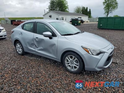 Czwarte zdjęcie samochodu z boku: 2017 TOYOTA YARIS IA BASE VIN:3MYDLBYV0HY179289 - miniatura