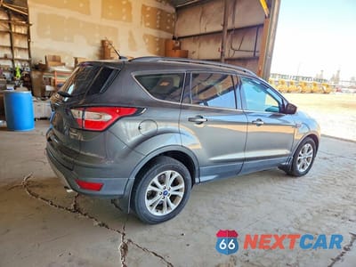 Trzecie zdjęcie samochodu z tyłu: 2018 FORD ESCAPE SE VIN:1FMCU0GD5JUB85405 - miniatura